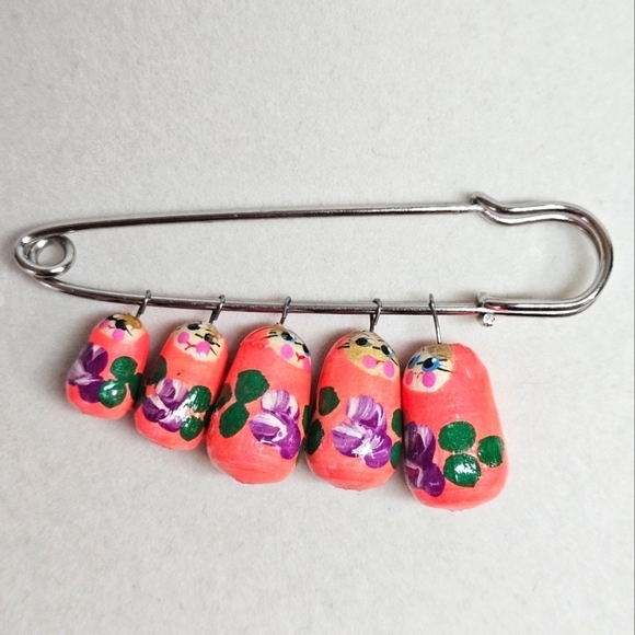 VINTAGE Matryoshka Russian Pink Nesting Dolls Hand Painted Brooch Pin - Picture 1 of 6